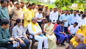 बरियावन बाजार पहुंचे प्रभारी मंत्री ओमप्रकाश राजभर, पीड़ित परिवारों से मिले