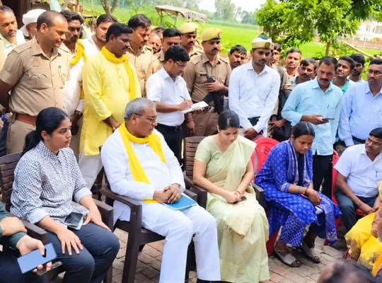 बरियावन बाजार पहुंचे प्रभारी मंत्री ओमप्रकाश राजभर, पीड़ित परिवारों से मिले