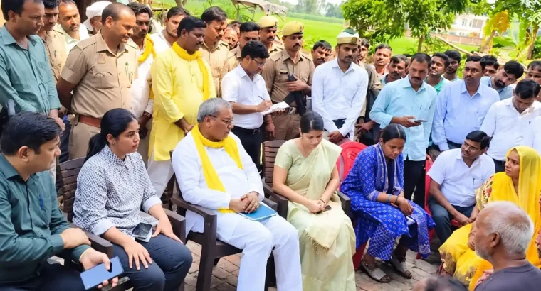 बरियावन बाजार पहुंचे प्रभारी मंत्री ओमप्रकाश राजभर, पीड़ित परिवारों से मिले